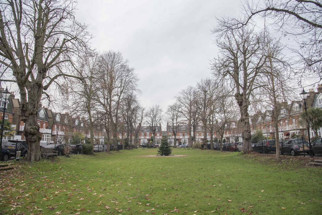Traditional Home In Kew Gardens By Underthedoormat リッチモンド エクステリア 写真